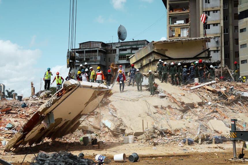 Se retira un gran trozo de escombros con una grúa como parte de las labores de búsqueda y rescate luego de los terremotos que azotaron Venezuela. Se reportan más de 70,000 personas desaparecidas. (Edilzon Gamez/Getty Images)