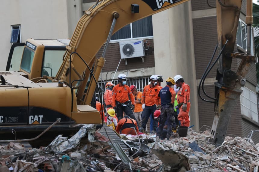 Rescatistas trabajan en un edificio colapsado después de que un terremoto de magnitud 7.2 sacudiera Venezuela y otras regiones del Caribe, el 28 de junio de 2026 en Caracas, Venezuela. (Edilzon Gamez/Getty Images)