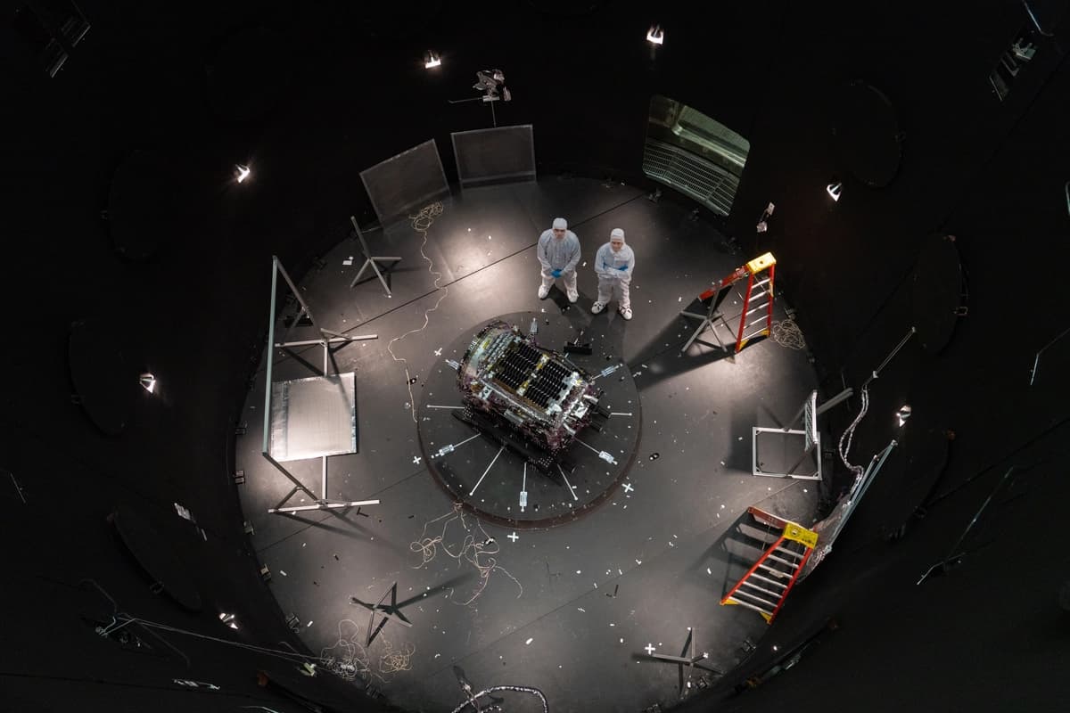 Esta fotografía, proporcionada por la NASA, muestra a Kieran Wilson, investigador principal de LINK, y a Hunter Robertson, ingeniero de sistemas espaciales, ambos de Katalyst Space, junto a su nave espacial dentro del SES (Simulador de Entorno Espacial) en el Centro de Vuelos Espaciales Goddard de la NASA en Greenbelt, Maryland, el 17 de abril de 2026, antes de las pruebas de vacío térmico. (Sophia Roberts/NASA vía AP).