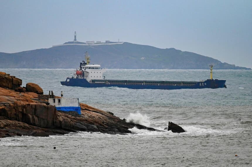 Un barco navega por el estrecho de Taiwán entre la costa de la isla de Pingtan (en primer plano), el punto más cercano a Taiwán, y otra isla de la provincia de Fujian, al sureste de China, el 7 de abril de 2023. (Greg Baker/AFP vía Getty Images).
