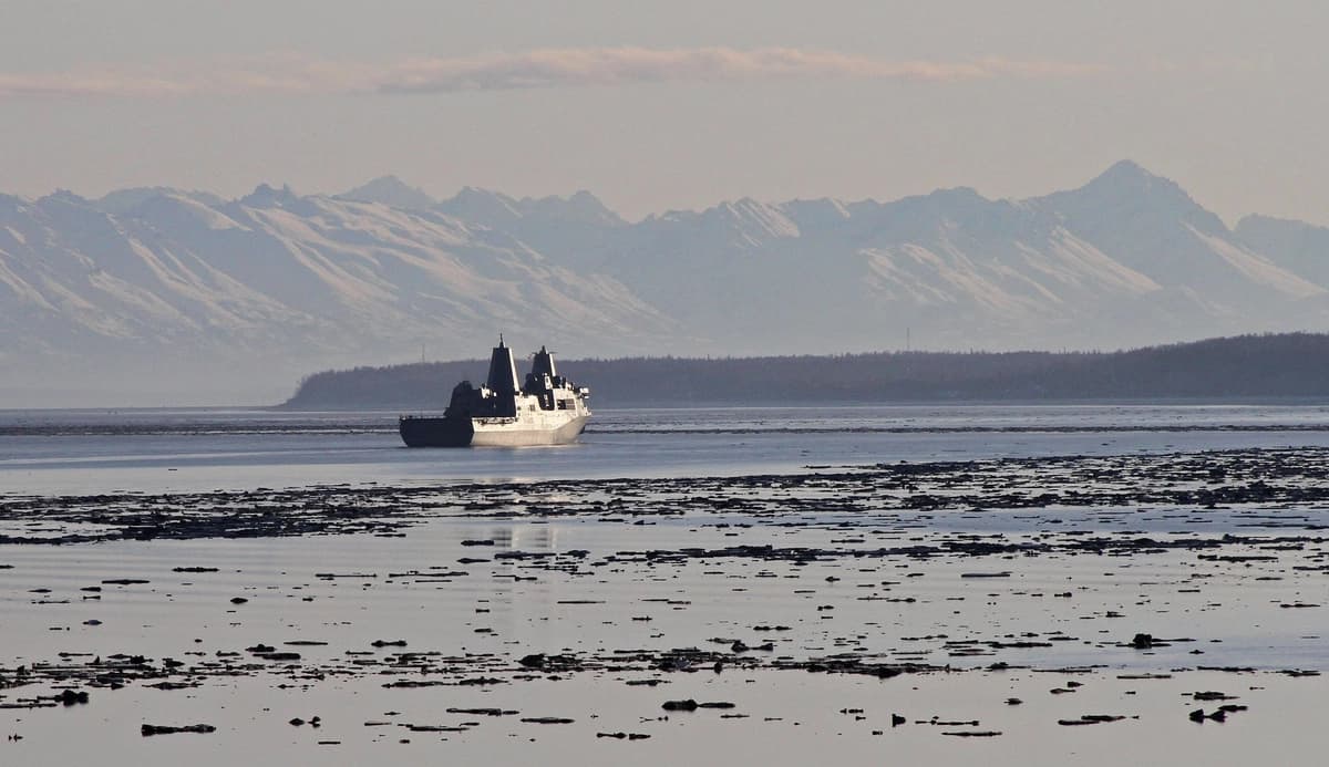 El USS Anchorage, un buque de transporte anfibio, navega por el Cook Inlet de Alaska el 1 de mayo de 2013. (Mark Thiessen/AP Photo)