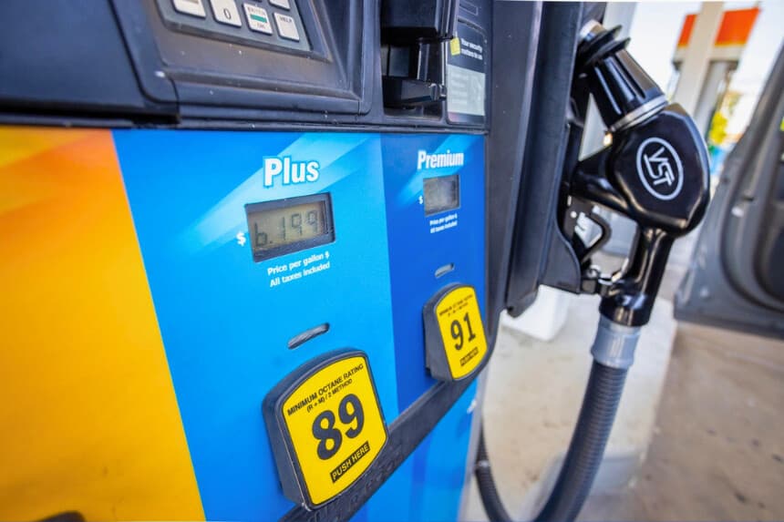 Precios del combustible en una gasolinera de Los Ángeles el 7 de mayo de 2026. (John Fredricks/The Epoch Times).