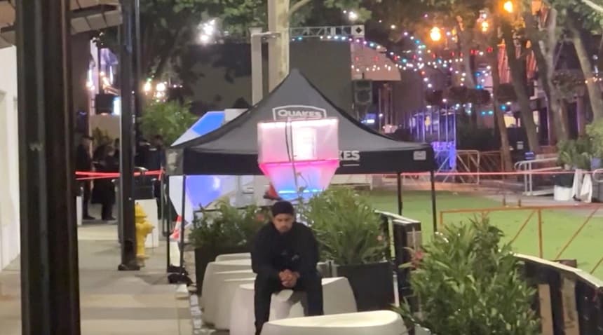 Se ve a policías y agentes de seguridad cerca del lugar donde ocurrió un tiroteo en un popular centro de entretenimiento en San José, California, donde se han estado transmitiendo los partidos de la Copa del Mundo en la "zona de aficionados", en una imagen de un video grabado el 28 de junio de 2026. (Reuters/Captura de pantalla vía The Epoch Times)