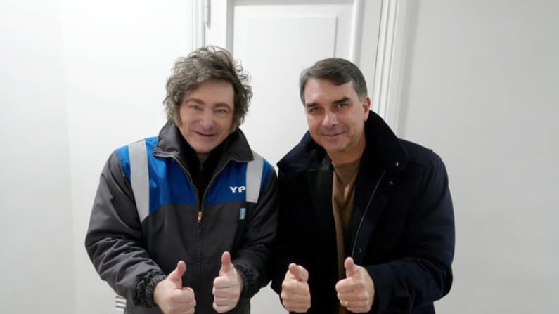 Milei respalda la candidatura presidencial de Flávio Bolsonaro en reunión en Buenos Aires