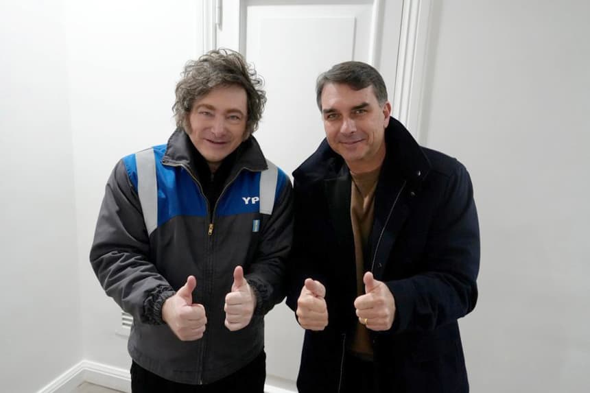 Fotografía tomada de la cuenta en X @OPRArgentina de la Oficina del Presidente de Argentina de su mandatario, Javier Milei (i), junto al senador ultraderechista brasileño Flávio Bolsonaro durante una reunión en Buenos Aires (EFE/ @OPRArgentina)