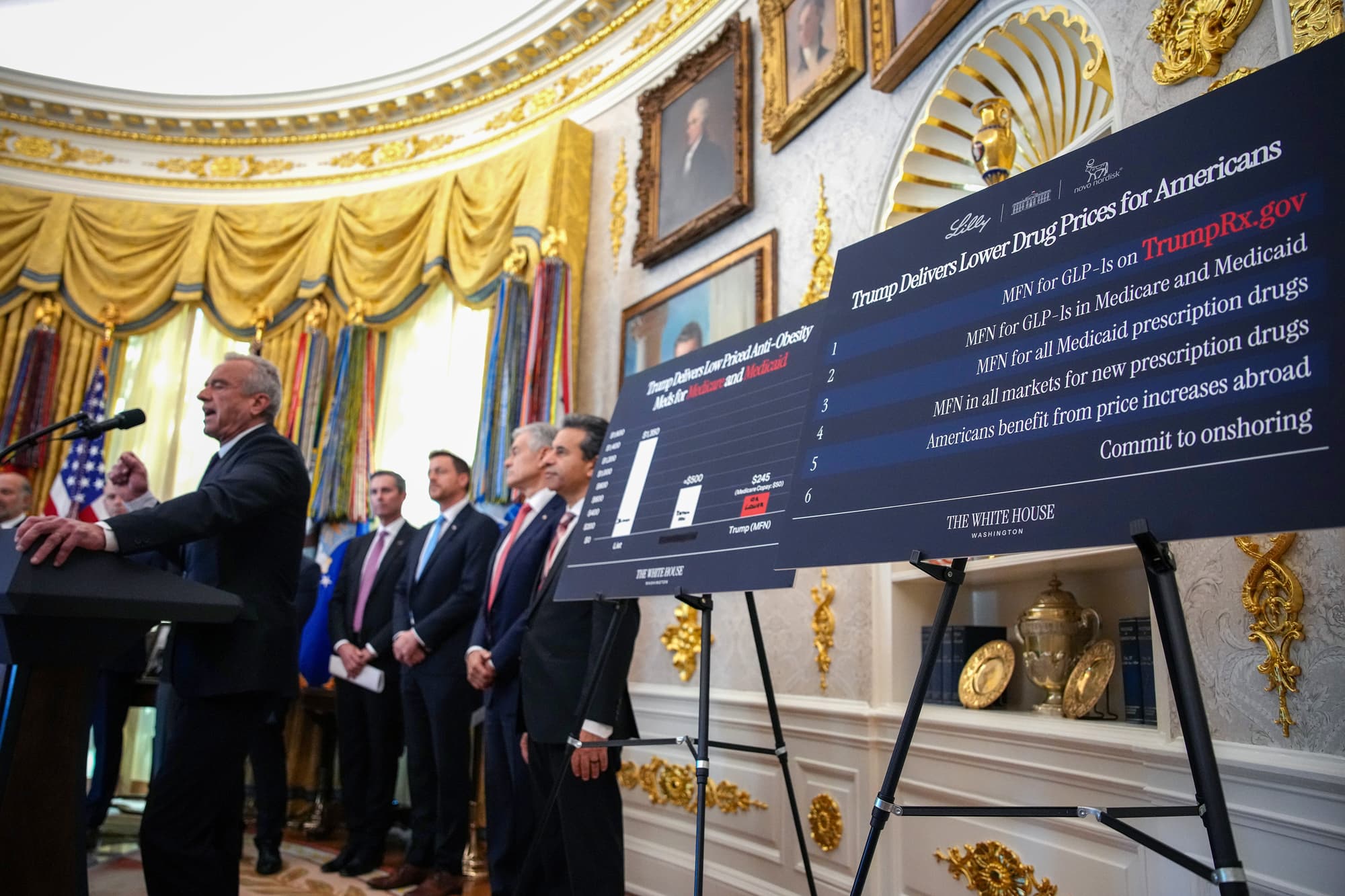El secretario de Salud, Robert F. Kennedy Jr., habla junto a gráficos que muestran los precios de los medicamentos en un evento en el que el presidente Donald Trump pronunció un discurso sobre la reducción de los precios de los medicamentos en el Despacho Oval el 6 de noviembre de 2025. (Andrew Harnik/Getty Images).