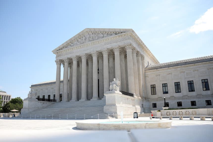La Corte Suprema de Estados Unidos, fotografiado el 25 de junio de 2026 en Washington, D.C., falló 6-3 en el caso Mullin contra Doe, permitiendo a la administración Trump revocar el estatus de protección y ordenar la deportación de inmigrantes haitianos y sirios. También emitió fallos en Wolford contra López, Mullin contra Al Otro Lado y Monsanto Company contra Durnell. (Kevin Dietsch/Getty Images).
