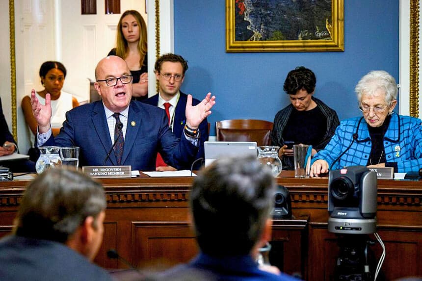 El diputado Jim McGovern, miembro de mayor rango del comité y demócrata por Massachusetts, toma la palabra mientras el Comité de Reglas de la Cámara de Representantes se reúne para debatir el Gran y Hermoso Proyecto de Ley (One Big Beautiful Bill Act), después de que el Senado aprobara la legislación ese mismo día en el Capitolio de Estados Unidos, en Washington, D.C., el 1 de julio de 2025. El Senado de EE. UU., de mayoría republicana, aprobó el martes el gigantesco proyecto de ley de política interna del presidente Donald Trump por un margen mínimo, a pesar de las dudas sobre los profundos recortes al bienestar social y los 3 billones de dólares adicionales que se sumarán a la deuda nacional. Los líderes republicanos tuvieron dificultades para reunir el apoyo necesario durante una sesión récord de 24 horas de enmiendas, conocida como "vote-a-rama", en el pleno del Senado, mientras los demócratas presentaban docenas de objeciones a los aspectos más polémicos del paquete legislativo. (Foto de Drew ANGERER / AFP Foto de DREW ANGERER/AFP vía Getty Images).