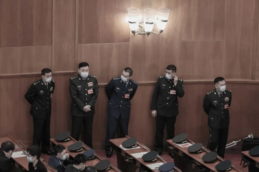 Delegados militares asisten a la Asamblea Popular Nacional en Beijing el 11 de marzo de 2023. (Lintao Zhang/Getty Images)