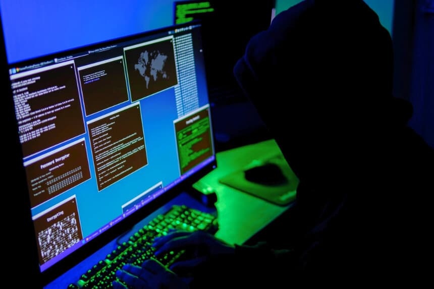 En esta ilustración fotográfica, un hacker tecleando en un teclado de ordenador el 13 de mayo de 2025. (Oleksii Pydsosonnii/The Epoch Times).