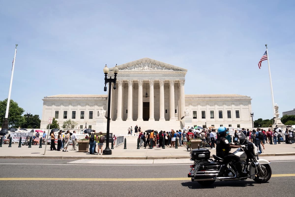 Personas frente a la Corte Suprema en Washington el 30 de junio de 2026. (Madalina Kilroy/The Epoch Times)