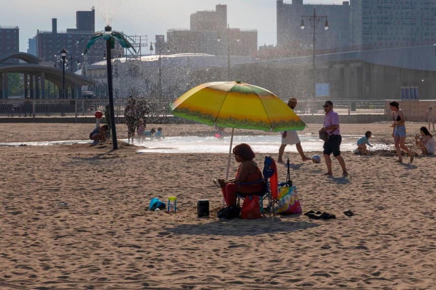 La gente se refresca en la playa de Coney Island, en el distrito de Brooklyn, Nueva York, el 29 de junio de 2026. Se pronostica una ola de calor para gran parte de la Costa Este esta semana. (Spencer Platt/Getty Images).