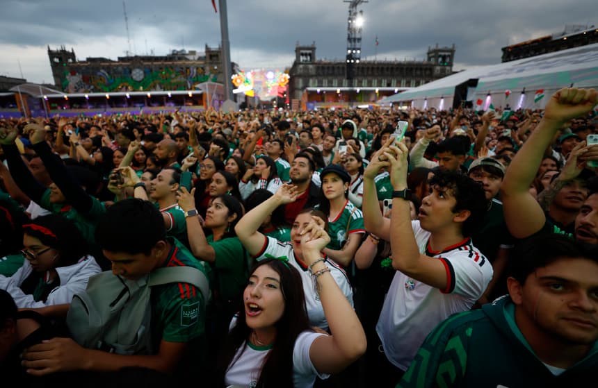 Aficionados de México reaccionan durante la transmisión del partido del Mundial de la FIFA 2026 entre República Checa y México, este miércoles en el Fan Fest del Zócalo de Ciudad de México (EFE/ Sáshenka Gutiérrez)