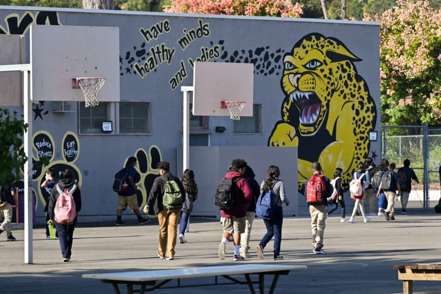 Los alumnos se dirigen a sus salones de clase en una escuela secundaria de Los Ángeles el 10 de septiembre de 2021. (Robyn Beck/AFP vía Getty Images)