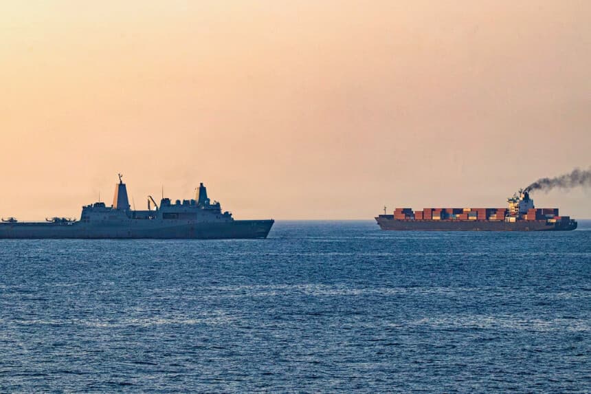 Las fuerzas estadounidenses patrullan el mar Arábigo cerca del buque "Touska", en el estrecho de Ormuz, el 20 de abril de 2026. (Armada de los Estados Unidos vía Getty Images).