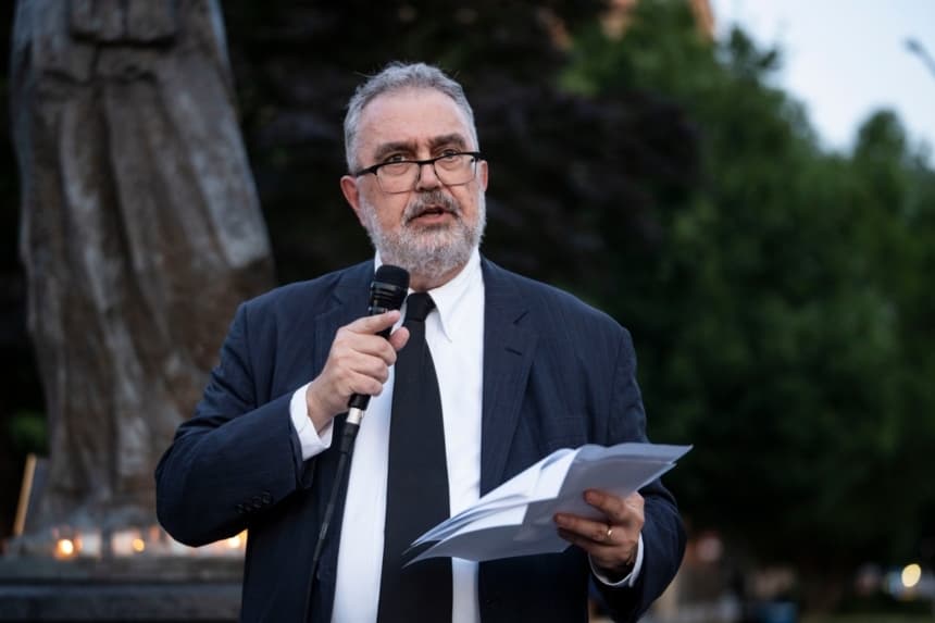 Piero Tozzi, director principal de Política China del America First Policy Institute, toma la palabra durante la vigilia a la luz de las velas por la masacre de la Plaza de Tiananmen, celebrada en el Monumento a las Víctimas del Comunismo en Washington el 4 de junio de 2026. (Madalina Kilroy/The Epoch Times)