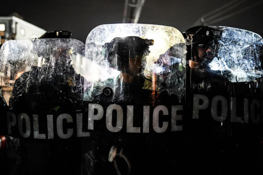 Agentes de policía de Newark con escudos antidisturbios montan guardia frente a Delaney Hall, centro de detención del ICE, durante una protesta en Newark, Nueva Jersey, el 6 de junio de 2026. (Ryan Murphy/AFP vía Getty Images).