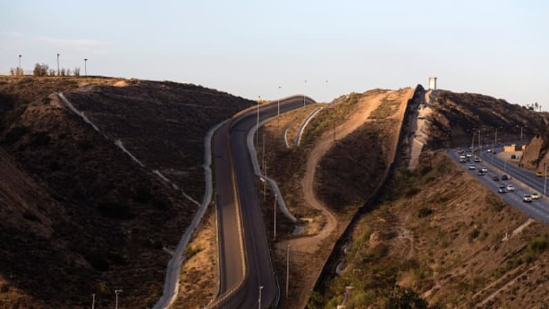 Piden a migrantes no cruzar ilegalmente la frontera durante el calor del verano