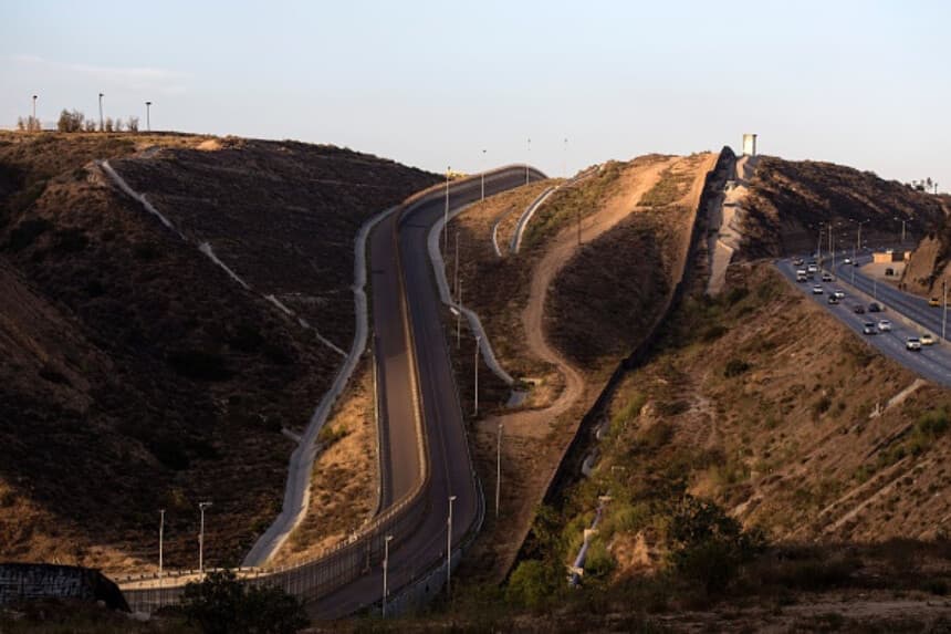 Panorámica de las vallas primaria y secundaria en la frontera entre Estados Unidos y México, en Tijuana, el 1 de julio de 2016. (Guillermo Arias/AFP vía Getty Images).