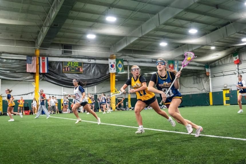 Los equipos femeninos de lacrosse de las generaciones 2027 (YJ Gaghan-Torre) y 2028 (YJ Bertolone) entrenan en las instalaciones de KK Athletics Indoor Sports, en Farmingville, Nueva York, el 1 de marzo de 2026. (Samira Bouaou/The Epoch Times)