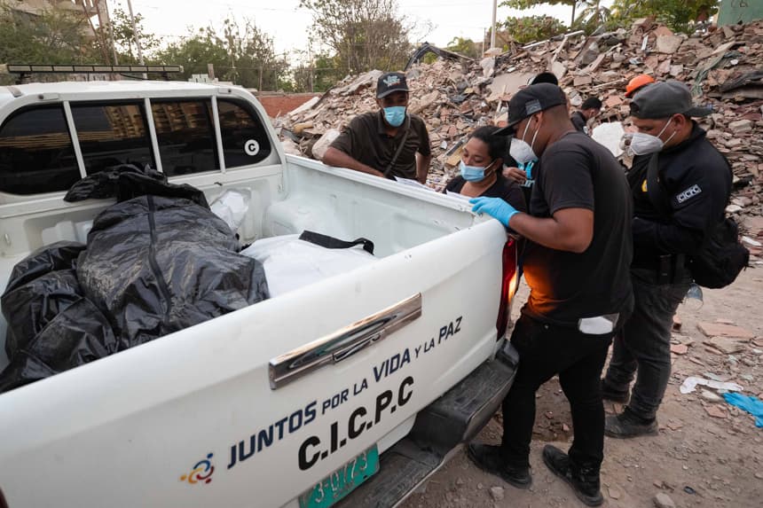 Caen cuatro policías por apropiarse de dinero entre los escombros en Venezuela