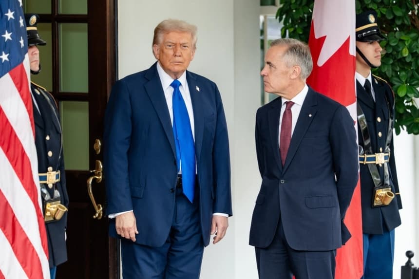 El presidente de Estados Unidos, Donald Trump, saluda al primer ministro canadiense, Mark Carney, en la Casa Blanca el 7 de octubre de 2025. (Madalina Kilroy/The Epoch Times)