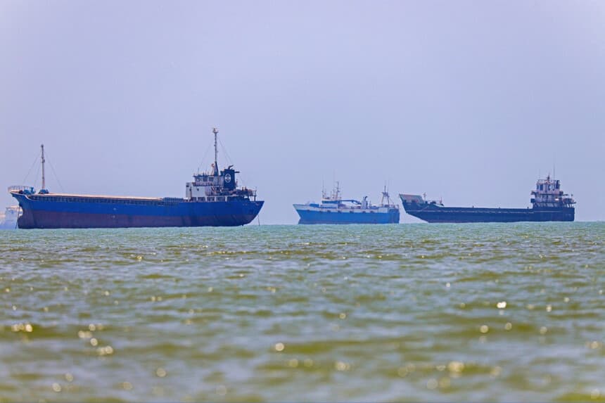 En esta imagen, obtenida de la agencia de noticias iraní ISNA el 18 de junio de 2026, se observan embarcaciones ancladas en Bandar Abbas, a lo largo del estrecho de Ormuz. (Amirhossein Khorgooei/AFP vía Getty Images(.