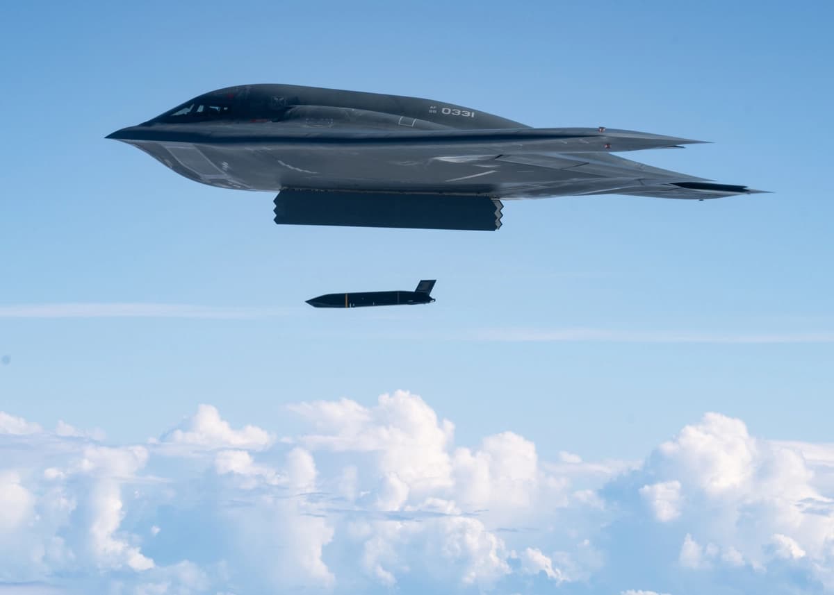 Un bombardero furtivo B-2 Spirit de la Fuerza Aérea de los Estados Unidos, perteneciente al 509.º Ala de Bombardeo, despliega un misil antibuque de largo alcance AGM-158C para apoyar un ejercicio de hundimiento con fuego real como parte de Valiant Shield 2026 sobre el Mar de Filipinas, el 27 de junio de 2026. (Fuerza Aérea de los Estados Unidos/Sargento Técnico Thomas Barley).