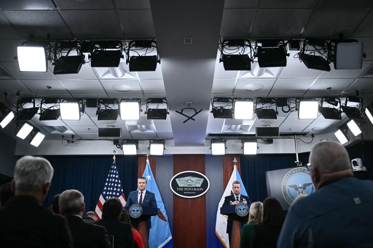 El secretario de Guerra, Pete Hegseth (izquierda), y el jefe del Estado Mayor Conjunto, general Dan Caine, hablan durante una conferencia de prensa sobre la acción militar estadounidense en Irán en el Pentágono, Washington, el 2 de marzo de 2026. (Brendan Smialowski/AFP vía Getty Images).