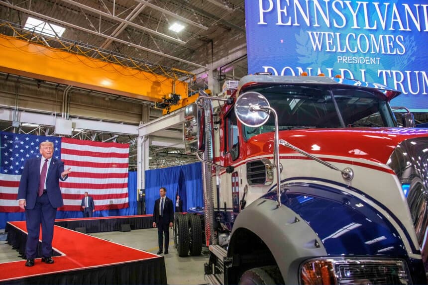 El presidente Donald Trump llega para pronunciar unas palabras en las instalaciones de Mack Trucks Lehigh Valley Operations, en Macungie, Pensilvania, el 23 de junio de 2026. (Andrew Harnik/Getty Images).