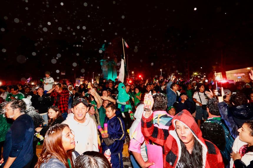 Aficionados de la selección de México celebran el triunfo sobre República Checa durante un partido de la Copa Mundial de la FIFA 2026. (EFE/ Felipe Gutiérrez)