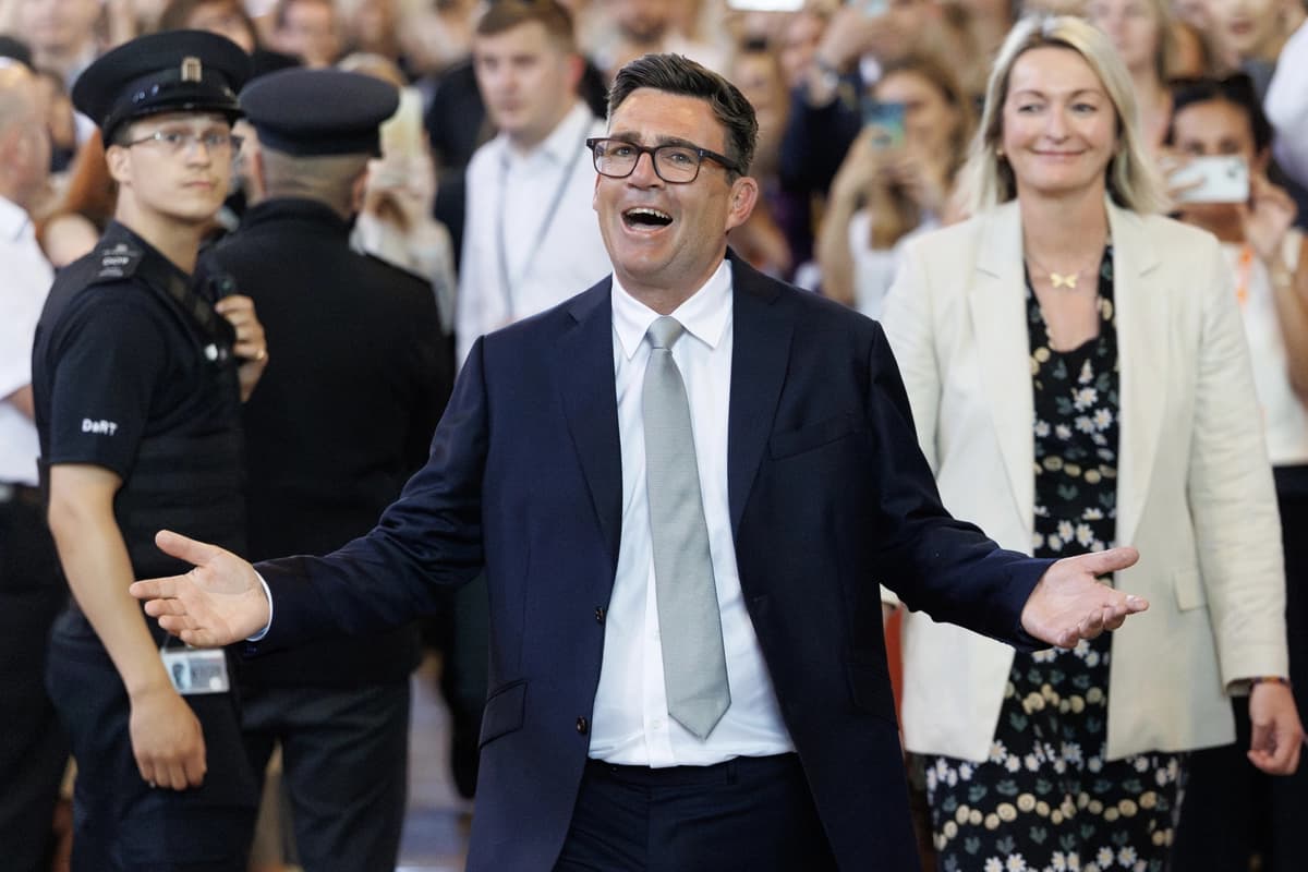 Andy Burnham, diputado laborista por Makerfield, celebra tras su juramento en el Parlamento británico en Londres, Inglaterra, el 22 de junio de 2026. (Dan Kitwood/Getty Images).
