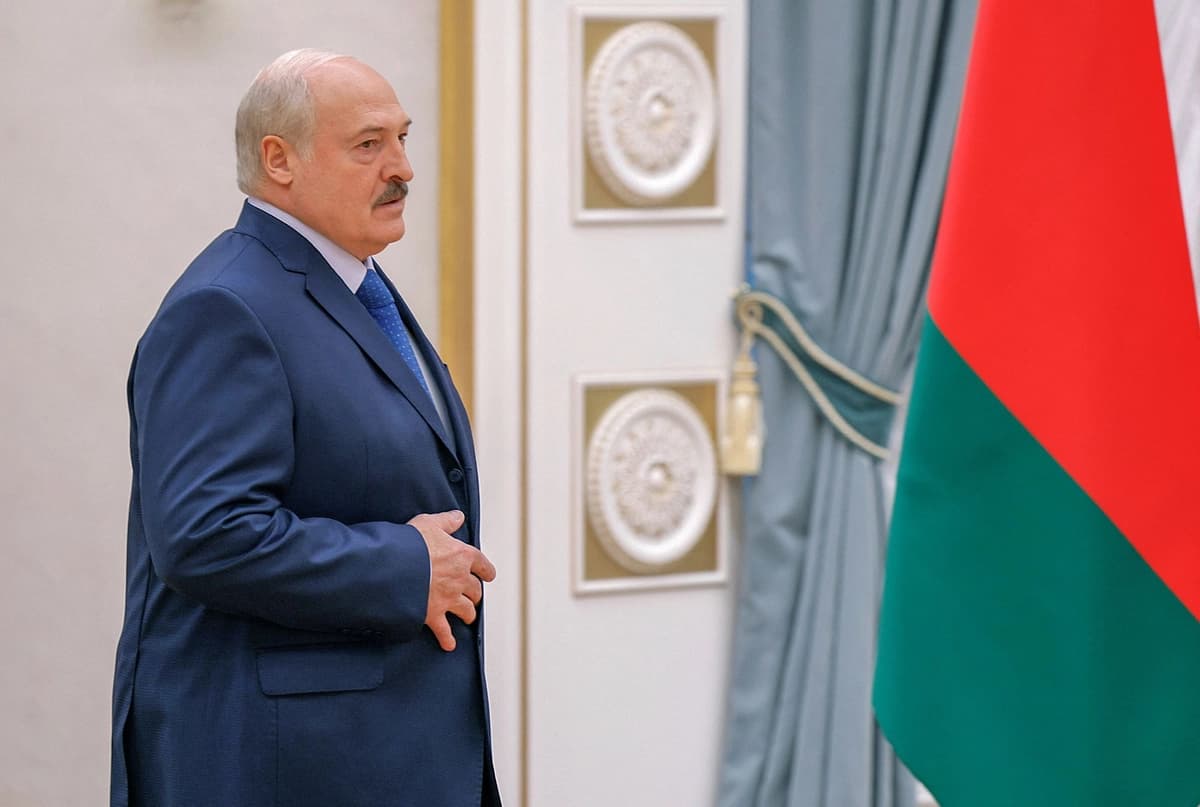 El presidente bielorruso Alexander Lukashenko camina antes de una conferencia de prensa en Minsk, Bielorrusia, el 6 de julio de 2023. (Maxim Shemetov/Reuters).