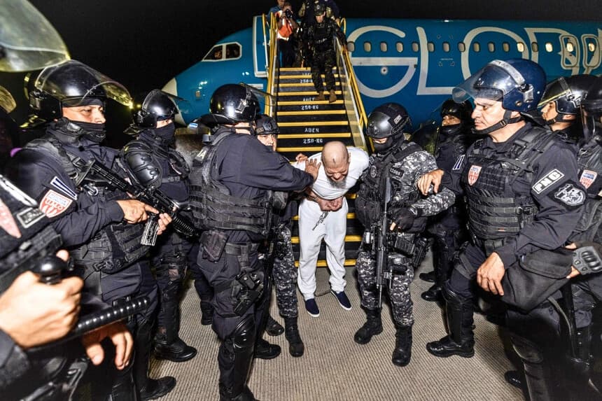Guardias escoltan a un recluso recién ingresado, presuntamente vinculado a organizaciones criminales, en el centro de detención CECOT en Tecoluca, El Salvador, el 16 de marzo de 2025. (Gobierno salvadoreño vía Getty Images).