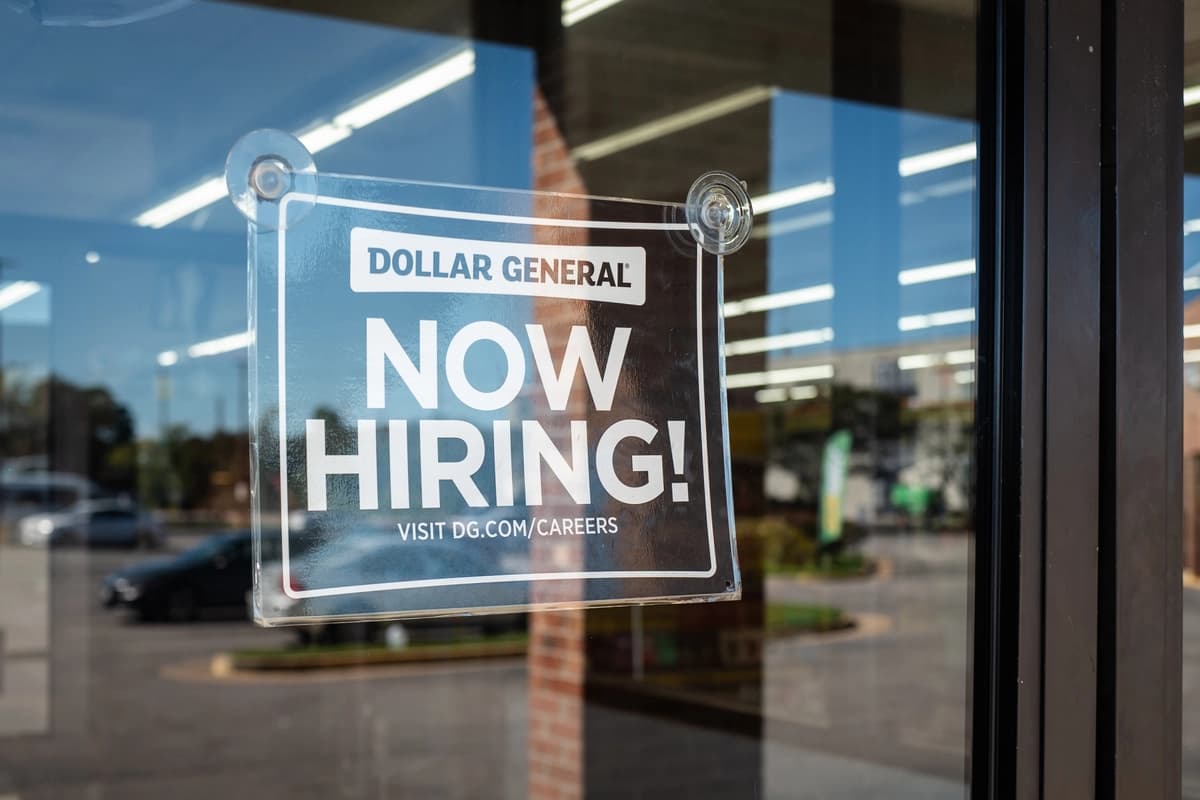Un cartel de "Se busca personal" en una tienda de Norfolk, Virginia, el 5 de octubre de 2025. (Madalina Kilroy/The Epoch Times).