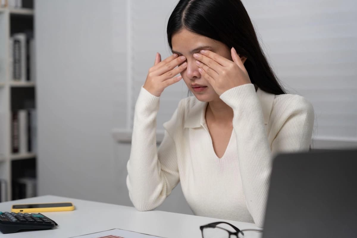 Rutina diaria para aliviar la fatiga ocular y cuidar su vista. (shisu_ka/Shutterstock).