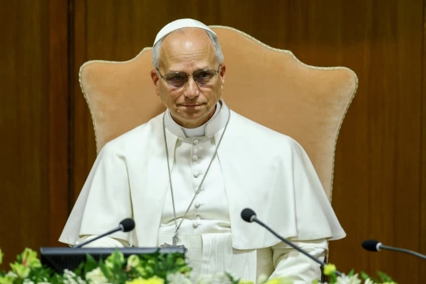 El Papa León XIV se prepara para pronunciar un discurso durante la presentación de "Magnifica humanitas" —su primera encíclica, centrada en el auge de la inteligencia artificial— en la Aula Nuova del Sínodo del Vaticano, el 25 de mayo de 2026. (Yara Nardi/Reuters)