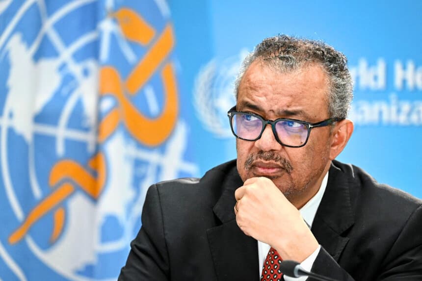 El director general de la Organización Mundial de la Salud (OMS), Tedros Adhanom Ghebreyesus, asiste a una rueda de prensa con motivo del 75.º aniversario de la Organización Mundial de la Salud en Ginebra, el 6 de abril de 2023. (Fabrice Coffrini/AFP vía Getty Images).