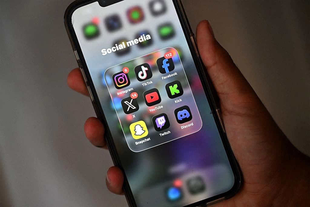 Un niño de 13 años posa en su casa mientras revisa las redes sociales en su celular en Sídney, Australia, el 8 de diciembre de 2025. Saeed Khan/AFP vía Getty Images
