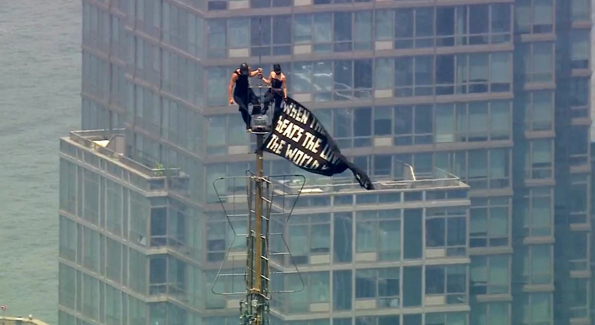 Pareja enfrenta cargos por delitos graves tras escalar el Empire State para una propuesta de matrimonio