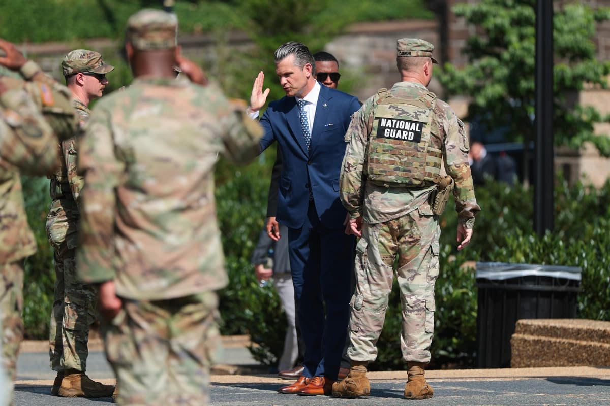 El secretario de Guerra Pete Hegseth saluda a miembros de la Guardia Nacional de EE. UU. tras un evento en el parque Meridian Hill de Washington el 2 de julio de 2026. (Anna Moneymaker/Getty Images)