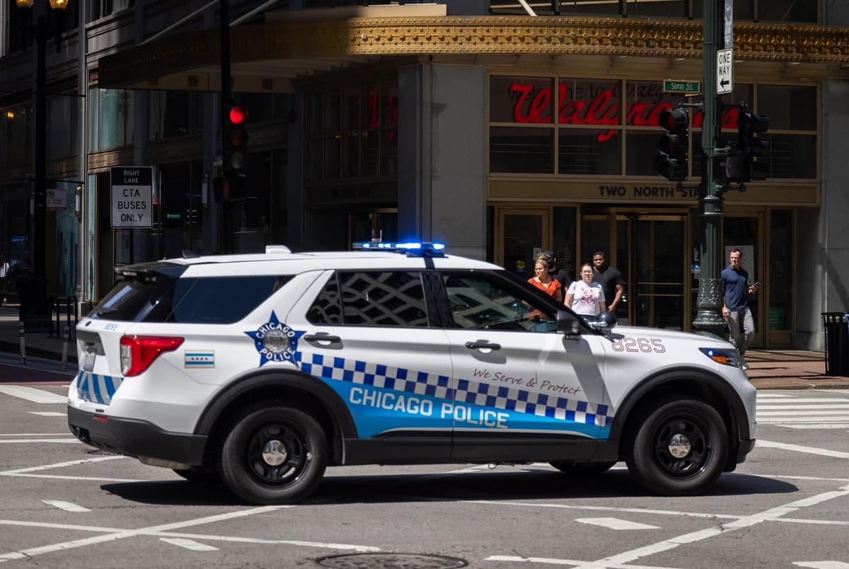 Un coche patrulla del Departamento de Policía de Chicago circula por Chicago, Illinois, el 19 de agosto de 2024. (John Fredricks/The Epoch Times).