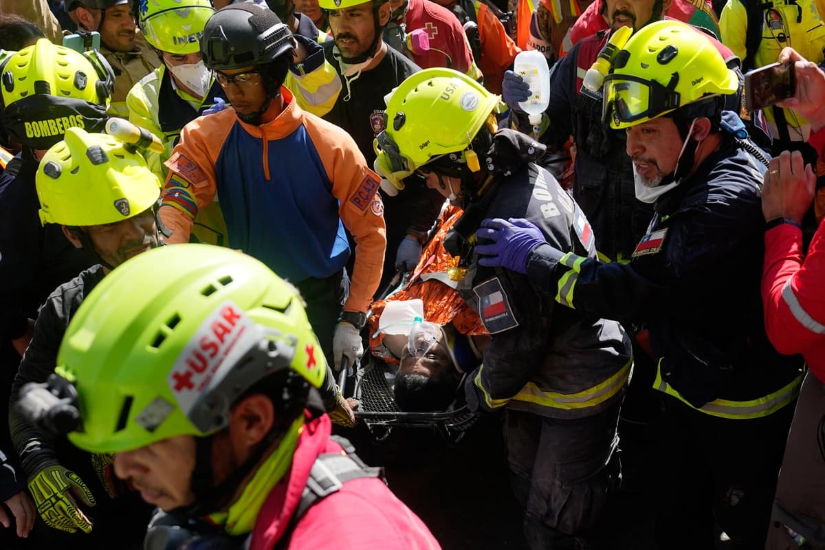 Los rescatistas transportan a Hernán Alberto Gil Flores luego ser rescatado de entre los escombros tras ocho días de quedar atrapado por los dos terremotos que azotaron Catia La Mar, Venezuela, el 2 de julio de 2026. (Fernando Vergara/AP).