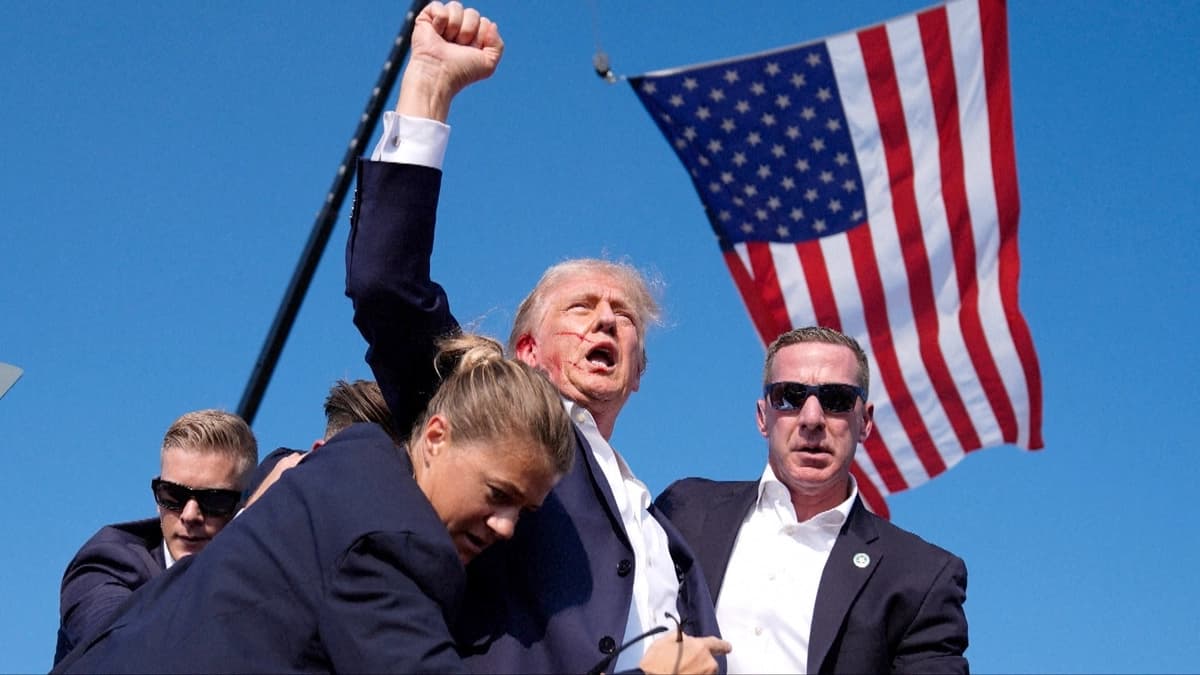El presidente Trump tras el intento de asesinato en Butler, Pensilvania, el 13 de julio de 2024. (AP)