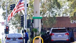 La caída del petróleo da un respiro a los automovilistas antes del 4 de julio