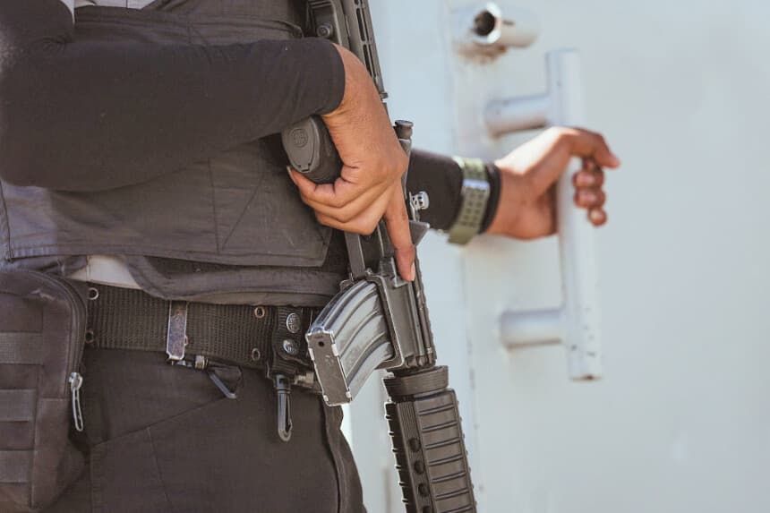 Un guardia de prisiones cierra la entrada, el 15 de diciembre de 2025 en Tecoluca, El Salvador. (John Moore/Getty Images)