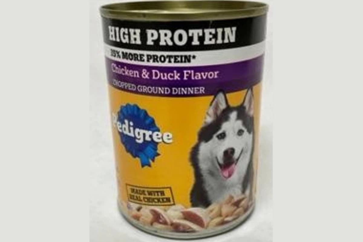 Imagen de la lata de Pedigree High Protein sabor pollo y pato picado de 13.2 oz para perros, retirada del mercado. (Cortesía de la FDA).