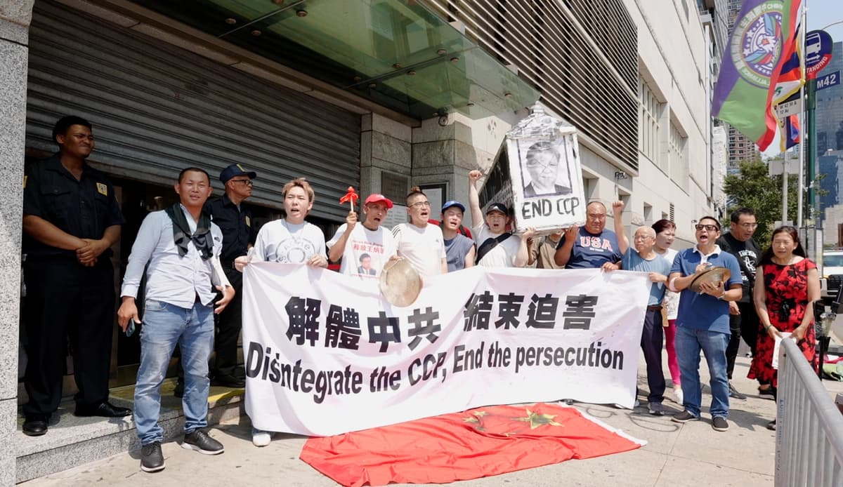 Activistas chinos llevan ataúd simbólico al consulado de NY en el aniversario del PCCh
