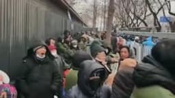 En Oficina de Peticiones de China, personas con quejas descubren que hasta el lugar en la fila se puede comprar
