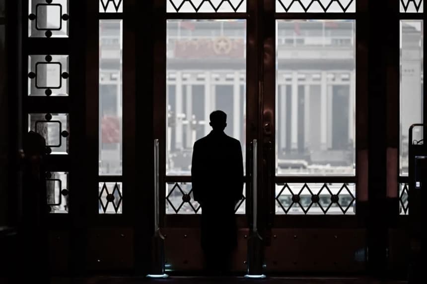 Un guardia de seguridad vigila durante la sesión inaugural de la Asamblea Popular Nacional, celebrada en el Gran Salón del Pueblo en Beijing el 5 de marzo de 2024. (Wang Zhao/AFP vía Getty Images)